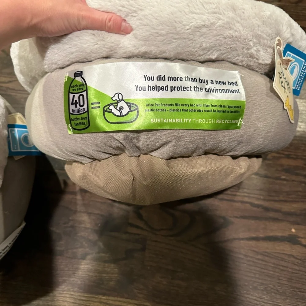 NEW Cozy Cream Pet Bed dog or cat- NEW! One left!
